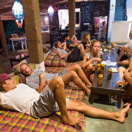 Готель Cheeky Monkey Surf Camp Велігама Екстер'єр фото