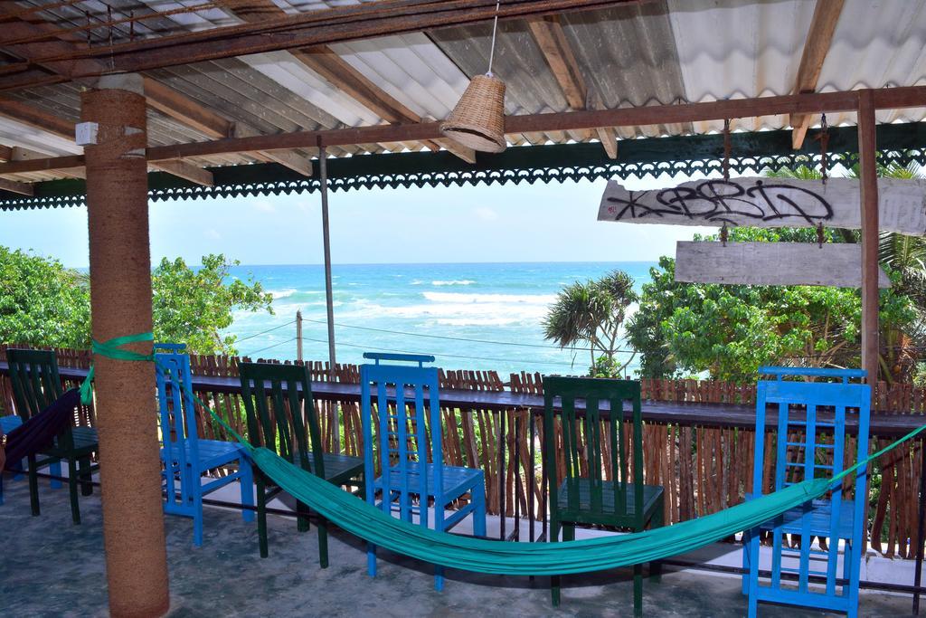 Готель Cheeky Monkey Surf Camp Велігама Екстер'єр фото