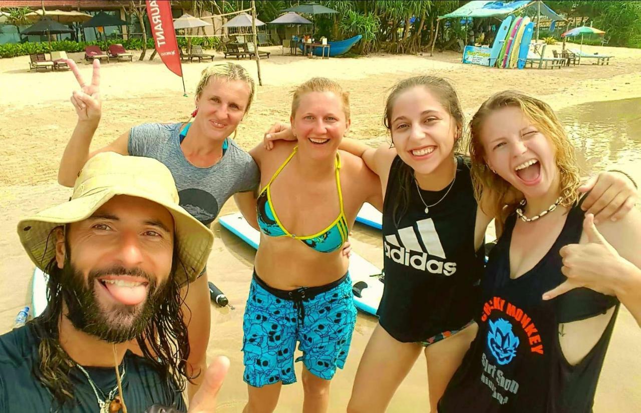Готель Cheeky Monkey Surf Camp Велігама Екстер'єр фото